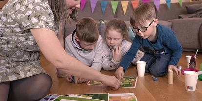 Händler - Markt Allhau - Familie spielt eine Schatzsuche zum Downloaden & Ausdrucken - Playcific