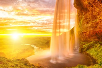 Unternehmen: Wasserfall getaucht in goldenes Licht - Clemens Pistauer Energetiker