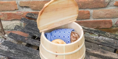Händler - PLZ 5161 (Österreich) - Zirbentopf Wundware, Wagnerarbeit im Fassbinderstil
https://www.manita.at/manita-brot-liebe/brotdosen-auswahl/brotdose-bundware/ - MANITA holz.liebe