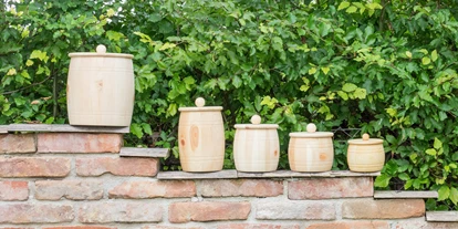 Händler - PLZ 5161 (Österreich) - Getreidespeicher aus Zirbenholz zum Lagern von Mehl, Getreide, Müsle, Obst, Gemüse
https://www.manita.at/manita-k%C3%BCchen-liebe/ - MANITA holz.liebe