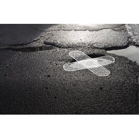 Direktvermarkter: Reparaturasphalt bei Straßenschaden - AIRphalt Kaltasphalt