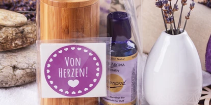 Händler - PLZ 4070 (Österreich) - Geschenksets und kleine Aufmerksamkeiten von Bitto
Im Bild: Raumduftset Bamboo rund KREATIV (Art.Nr. W40008) und Duftstäbchenhalter/Minivase VASO (Art.Nr. V14001) - Bitto - Natürlich zum Wohlfühlen GmbH