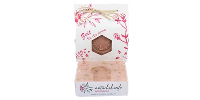 Händler - PLZ 3632 (Österreich) - rosenseife
Lassen Sie Ihre Sinne von dem festlich femininen Duftaroma aus Rosengeranie und Palmarosa beflügeln. Die Kombination aus Oliven-, Sonnenblumen-, Jojobaöl und Sheabutter spendet die angenehme Pflege und Feuchtigkeit für die Haut. Eine verzaubernde Körperseife für Träumerinnen.  - Natürlich Seife