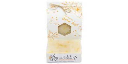 Händler - PLZ 3632 (Österreich) - ringelblumenseife
Das einzigartige Duftkonzert aus Orange und Zitrone sorgt für Heiterkeit und Sonnenschein unter den Seifen. Die fruchtig-frische Kombination aus Oliven-, Sonnenblumen-, Jojobaöl und Sheabutter spendet eine angenehme Pflege und Feuchtigkeit für die Haut. Bringen Sie Sonne in Ihr Leben.  - Natürlich Seife