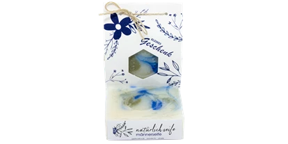 Händler - PLZ 3632 (Österreich) - männerseife
Die herrliche Duftkreation mit Patchouli bringt sogar Männer zum Lockerlassen. Die Kombination aus Oliven-, Sonnenblumen-, Jojobaöl und Sheabutter spendet eine angenehme Pflege und Feuchtigkeit für die Haut. Eine angenehme
Körperseife für Genießer.  - Natürlich Seife