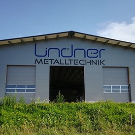 Unternehmen: Lindner Metalltechnik: Fassadenbeschriftung - Agentur West - Manfred Salfinger