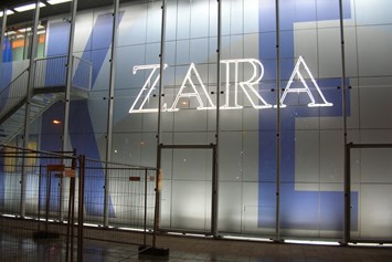 Unternehmen: Leuchtreklame Zara - Agentur West - Manfred Salfinger