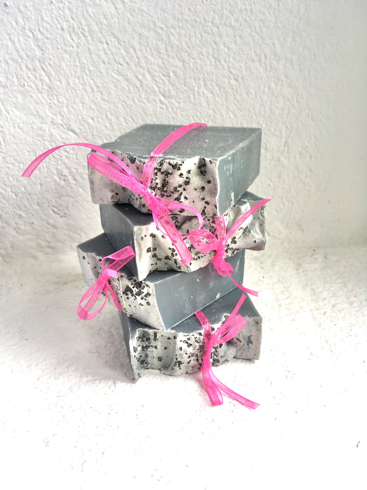 Saponetta Carina e.U. Produkt-Beispiele Soleseife mit Aktivkohle