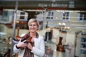 Unternehmen: Sylvia Enzenhofer-Geschäftsinhaberin - Peterseil Schuhe und Taschen