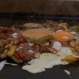 Unternehmen: BURRITO TOLOCA (A,C,G) Frühstück, Champignons, Zwiebeln, zwei Eier, Tomaten, Geräucherter Speck, Nachokäse!    
6,90€ - Burrito Casa