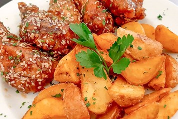 Unternehmen:  Hühnerkeulen (Chicken wings) in  Honig mit Kartoffeln 7,90€ - Burrito Casa