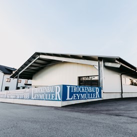 Betrieb: Unser neu errichtete Betriebstätte. Lagerhalle mit Bürogebäude. - Trockenbau Leymüller GmbH 