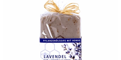 Händler - Drogerie und Kosmetik: Körperpflege - PLZ 6263 (Österreich) - Honigseife mit echten Lavendelblüten 100g von Ferdi’s Imkerei