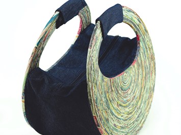 ArteLaVista - brazilian handicraft & design Produkt-Beispiele  Violeta - Eco-Designtasche aus recyceltem Zeitungspapier