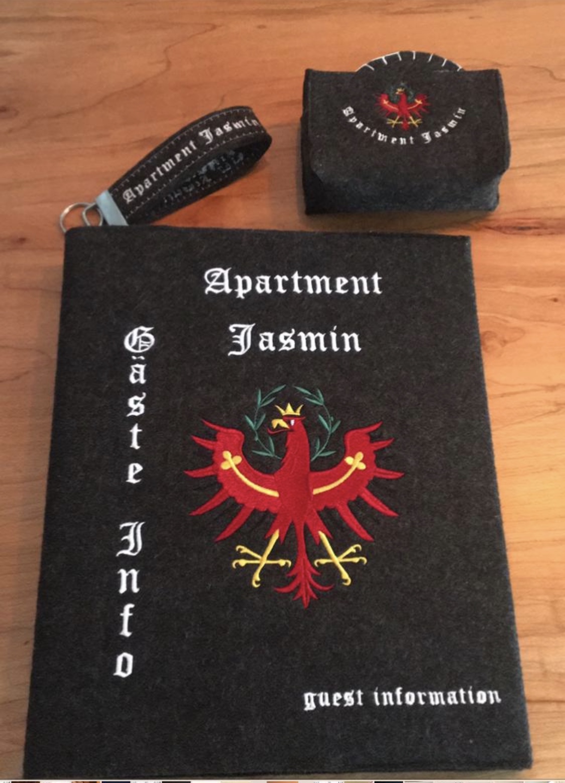 Nicole Pfurtscheller  Produkt-Beispiele Mappen und Schlüsselanhänger