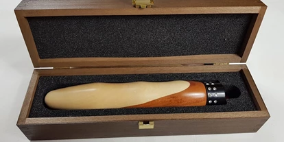 Händler - Traun (Traun) - Holzvibrator Alfons aus Ahorn- und Zwetschgenholz