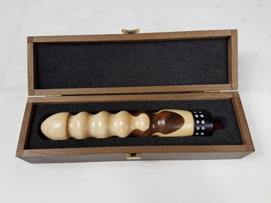 Artikel: Holzvibrator Vinzenz aus Ahorn- und Nussholz