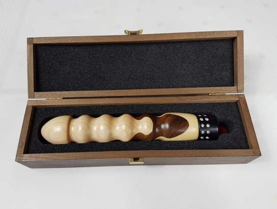 Artikel: Holzvibrator Vinzenz aus Ahorn- und Nussholz