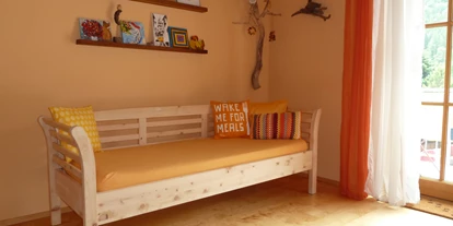 Händler - überwiegend regionale Produkte - Traunviertel - Couch in Zirbenholz-Ausführung; geeignet für handelsübliche Matratzen. - Tischlerei Ratzberger