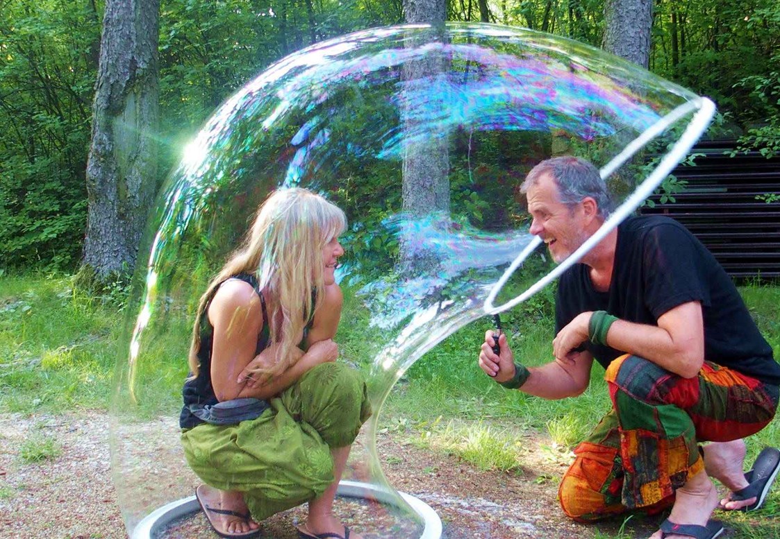 Unternehmen: Wir lieben was wir machen!
Bubbles4you Riesenseifenblasen für jeden Event. Du kannst uns buchen, bei uns Workshops besuchen oder Dir unsere Ausrüstung für Deinen Event leihen - Bubbles4you Riesenseifenblasen