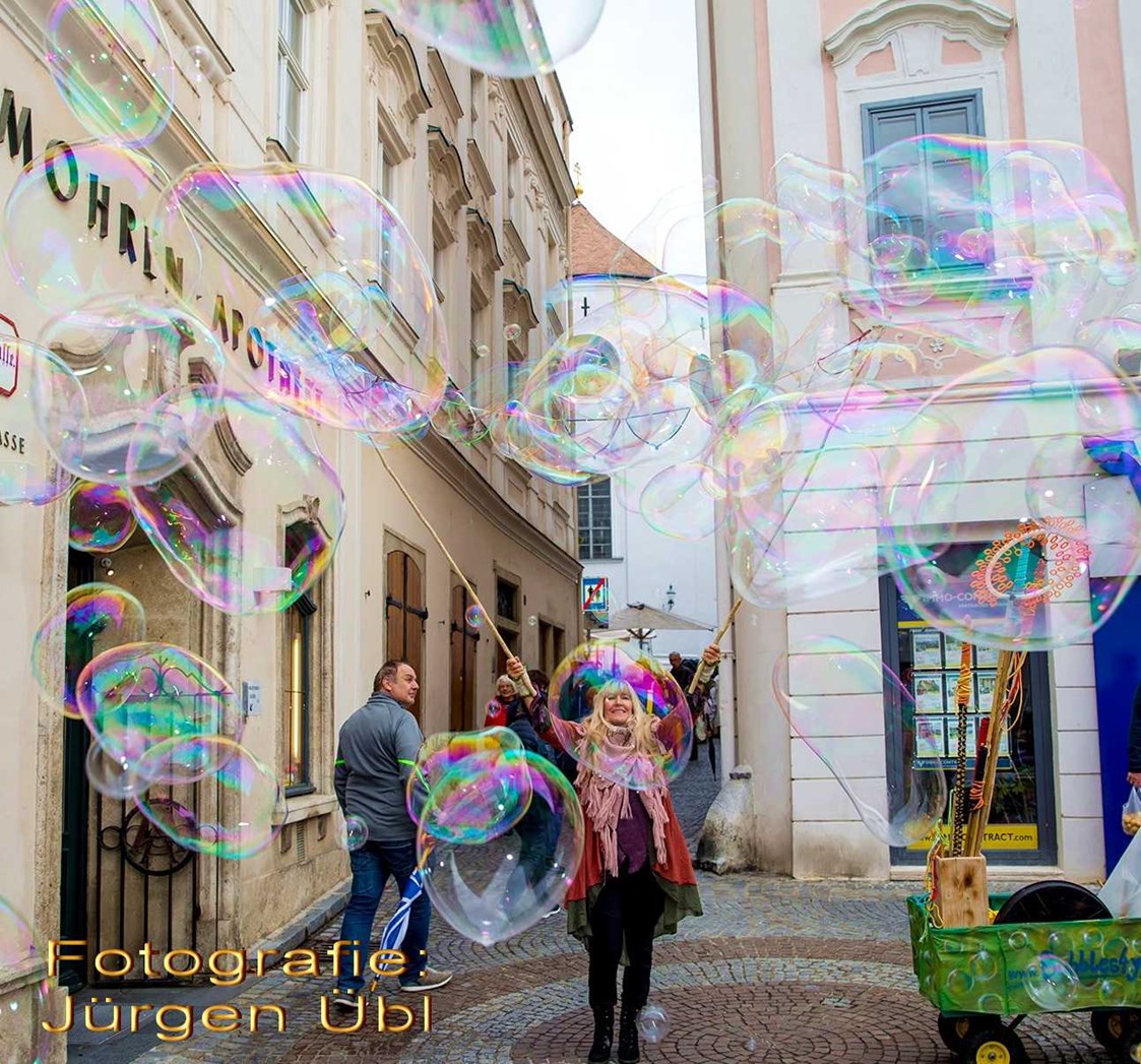 Unternehmen: Bubbles4you Riesenseifenblasen Street Art in der Kremser Fußgängerzone beim Integrationsfest - Bubbles4you Riesenseifenblasen