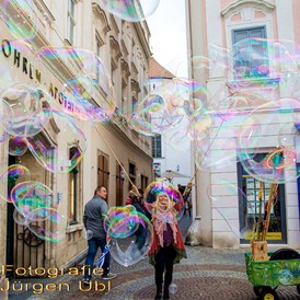 Unternehmen: Bubbles4you Riesenseifenblasen Street Art in der Kremser Fußgängerzone beim Integrationsfest - Bubbles4you Riesenseifenblasen