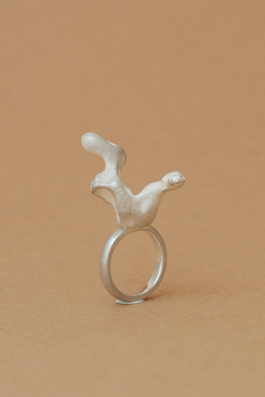 Unternehmen: TUKOA Kollektion "Coral Embrace". Ring aus Silber, RW52. - TUKOA Jewellery Design