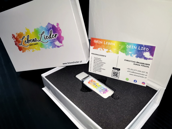 Händler - Steiermark - Das Lied wird auf einen USB-Stick gespielt und wird dir mit dieser schönen Geschenkebox per Post geschickt. - Musikproduktion Lebenslieder