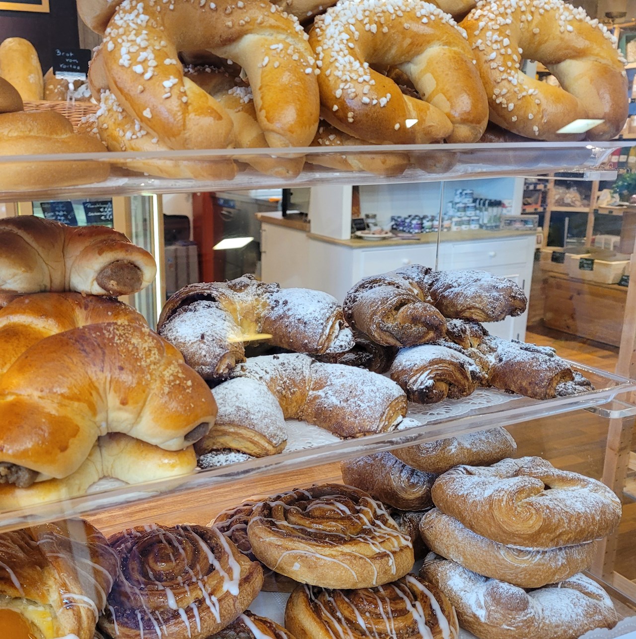 Bauerngreißlerei Obersdorf Produkt-Beispiele Brot, Gebäck, Mehlspeisen