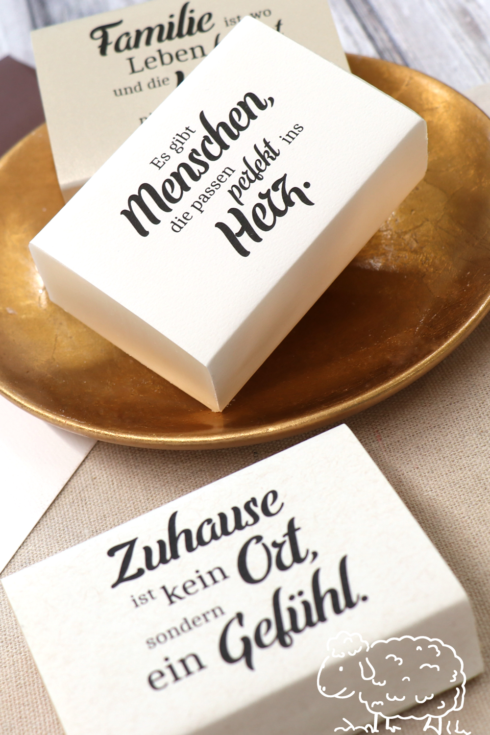 Unternehmen: Florex Spruchschleifen aus hochwertigem Spezialpapier, in sorgfältiger Handarbeit gebastelt.
 
Sanfte Hautpflege mit pflanzlichen Ölen und Lanolin untermalt von dezent, klassischem Duft.

Original Florex Schafmilchseife 
ist durch ihre hochwertigen Inhaltsstoffe besonders hautverträglich und eignet sich daher auch hervorragend für empfindliche Haut.

Mit biologischer Schafmilch - Hergestellt in Österreich

Frei von Füllstoffen und Silikonen - Schafmilchseifen - Gerlinde Hofer - Florex GmbH