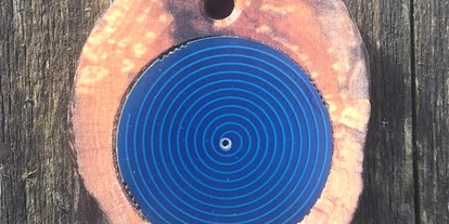 Händler - PLZ 5161 (Österreich) - Produktbeispiel: Holzanhänger mit integriertem Chip als optimaler Schutz vor Elektrosmog. Schmerzfrei durch natürliche Energie.  - LEITERVISION. Hans-Jörg Leiter Handelsagentur.