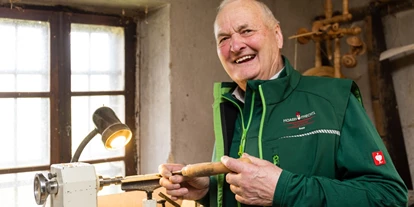 Händler - PLZ 8200 (Österreich) - Josef Schrenk beim Drechseln seiner edlen Schreibwaren - Moarhofhechtl Fa. Schrenk, Teigwaren-Freilandeier-Hofladen