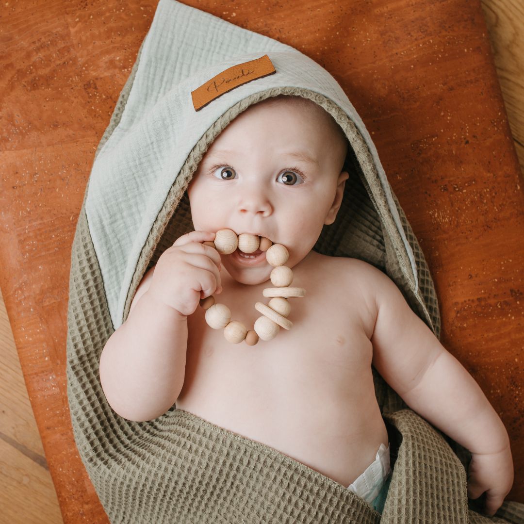 Händler - Steiermark - Kapuzenhandtuch und Greifling aus Holzperlen - Mafee