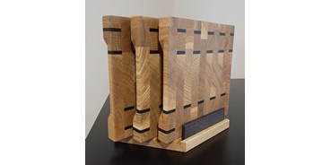 Händler - Zahlungsmöglichkeiten: PayPal - Traunviertel - Schneidebrett Set gefertigt aus Eiche / Geräucherte Eiche.
Set bestehend aus 3 verschiedene Größen Stirnholz Schniedebrettter und praktischem Schneidebretthalter - Holzkunst Sascha Wessely