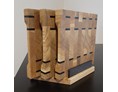 Unternehmen: Schneidebrett Set gefertigt aus Eiche / Geräucherte Eiche.
Set bestehend aus 3 verschiedene Größen Stirnholz Schniedebrettter und praktischem Schneidebretthalter - Holzkunst Sascha Wessely