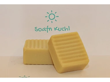 Unternehmen: Hanf-Ziegenmilchseife  - "Haut, was willst du mehr?"
Sie duftet herrlich nach Sandelholz und kann als Hand-/Gesichts- und Duschseife eingesetzt werden.
Ihre Hauptbetandteile sind:
    Olivenöl
    Hanfsamenöl
    Ziegenmilch
Überfettet ist sie mit 14% - Soafn Kuchl