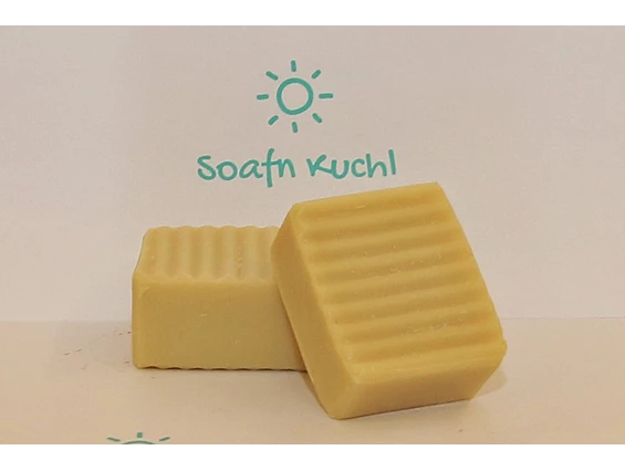Unternehmen: Hanf-Ziegenmilchseife  - "Haut, was willst du mehr?"
Sie duftet herrlich nach Sandelholz und kann als Hand-/Gesichts- und Duschseife eingesetzt werden.
Ihre Hauptbetandteile sind:
    Olivenöl
    Hanfsamenöl
    Ziegenmilch
Überfettet ist sie mit 14% - Soafn Kuchl