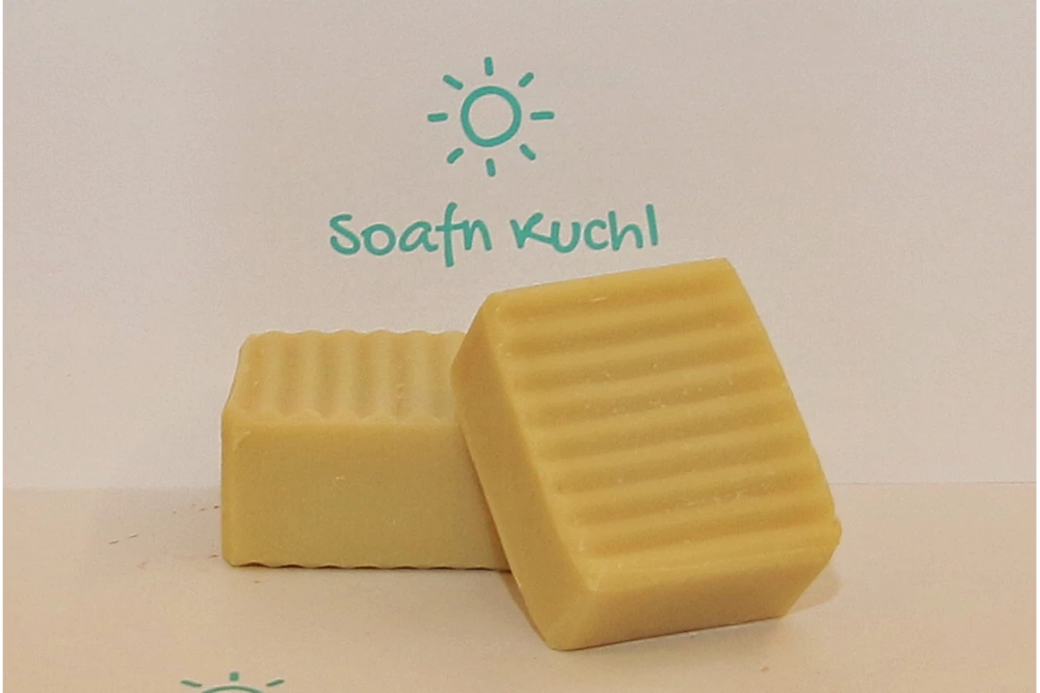 Unternehmen: Hanf-Ziegenmilchseife  - "Haut, was willst du mehr?"
Sie duftet herrlich nach Sandelholz und kann als Hand-/Gesichts- und Duschseife eingesetzt werden.
Ihre Hauptbetandteile sind:
    Olivenöl
    Hanfsamenöl
    Ziegenmilch
Überfettet ist sie mit 14% - Soafn Kuchl