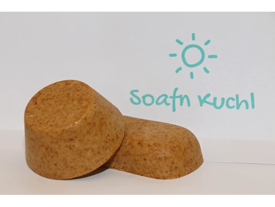 Unternehmen: Kennst du schon Zahnseife???  
Probiere sie aus und wirst begeistert sein!
Die wichtigsten Inhaltsstoffe sind:
·         Rügener Schlämmkreide
·         Xylit
·         Kurkuma
·         Äth. Pfefferminzöl, Salbeiöl und Eucalyptusöl;
      weiters Sheabutter, Kakaobutter und Bienenwachs. - Soafn Kuchl