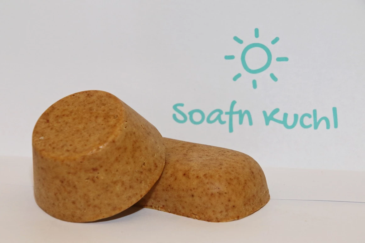 Unternehmen: Kennst du schon Zahnseife???  
Probiere sie aus und wirst begeistert sein!
Die wichtigsten Inhaltsstoffe sind:
·         Rügener Schlämmkreide
·         Xylit
·         Kurkuma
·         Äth. Pfefferminzöl, Salbeiöl und Eucalyptusöl;
      weiters Sheabutter, Kakaobutter und Bienenwachs. - Soafn Kuchl