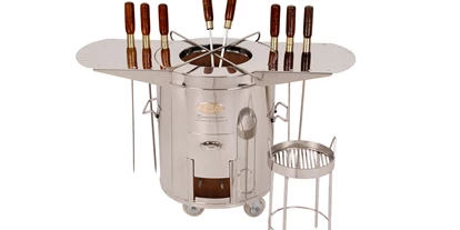 Händler - überwiegend regionale Produkte - Traunviertel - Ultima-Modell: 
Zubehör	
10 Spieße mit Holzgriff
1 Naanpolster
2 Naanhaken
1 BBQ-Einsatz
1 wetterfeste Schutzhülle (eckig)
1 Portion Reparaturlehm - Tandoori World