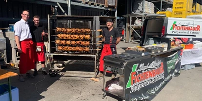 Händler - Bezirk Gmünd - Unsere Jungs beim Hühner und Spanferkelroller grillen!
 - Landfleischerei Fichtenbauer GmbH