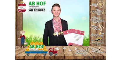 Händler - Bezirk Gmünd - Ab Hof 2020, Jürgen Fichtenbauer mit den Auszeichnungen und Medaillen. - Landfleischerei Fichtenbauer GmbH