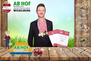 Unternehmen: Ab Hof 2020, Jürgen Fichtenbauer mit den Auszeichnungen und Medaillen. - Landfleischerei Fichtenbauer GmbH