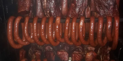 Händler - Bezirk Gmünd - Blick in unsere Produktion in Amaliendorf - frisch geräucherte Würste, aus unserer traditionell mich Buchenholz befeuerten Räucherkammer. - Landfleischerei Fichtenbauer GmbH