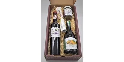 Händler - PLZ 8330 (Österreich) - Geschenkskarton Nr. 1
BIO Aronia Ursaft 0,5 L
BIO Aroniabeeren schokoliert Zotter 100 g
100% reines Steirisches Kürbiskernöl g.g.a.
 - BIO Aroniahof Mayr