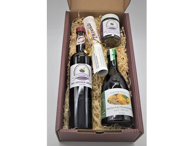 Unternehmen: Geschenkskarton Nr. 1
BIO Aronia Ursaft 0,5 L
BIO Aroniabeeren schokoliert Zotter 100 g
100% reines Steirisches Kürbiskernöl g.g.a.
 - BIO Aroniahof Mayr