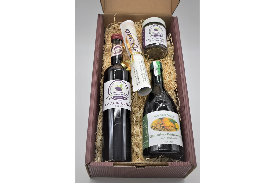 Unternehmen: Geschenkskarton Nr. 1
BIO Aronia Ursaft 0,5 L
BIO Aroniabeeren schokoliert Zotter 100 g
100% reines Steirisches Kürbiskernöl g.g.a.
 - BIO Aroniahof Mayr