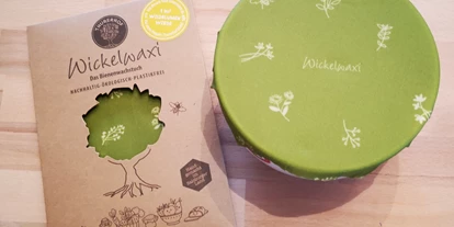 Händler - PLZ 5161 (Österreich) - Wickelwaxi – das Bienenwachstuch –  Die plastikfreie Verpackung für dein Lebensmittel
Nachhaltig – ökologisch – plastikfrei
    Zum Frischhalten, Aufbewahren und Einfrieren von Lebensmitteln
    Zum Abdecken von Schüsseln und Tassen z.B. Obst, Germteig, offenes Joghurt, …
    antibakteriell
    wiederverwendbar
    alternativ zu Plastik oder Alu
Lebensmittel nachhaltig verpackt
Lebensmittel sind Mittel zum Leben – darum verwenden wir bei unseren Bienenwachstüchern nur hochwertige, biologische Rohstoffe - Thurerhof