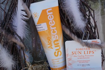 Unternehmen: Aloe SunscreLSF 30 und schützt vor schädlichen UVA- und UVB- Strahlen. + einen Sunlips gratis dazu solange der Vorrat reicht. - Aloe Vera Produkte